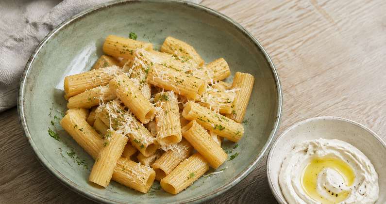 Pasta chips parmesan-ail et dip feta à l’airfryer